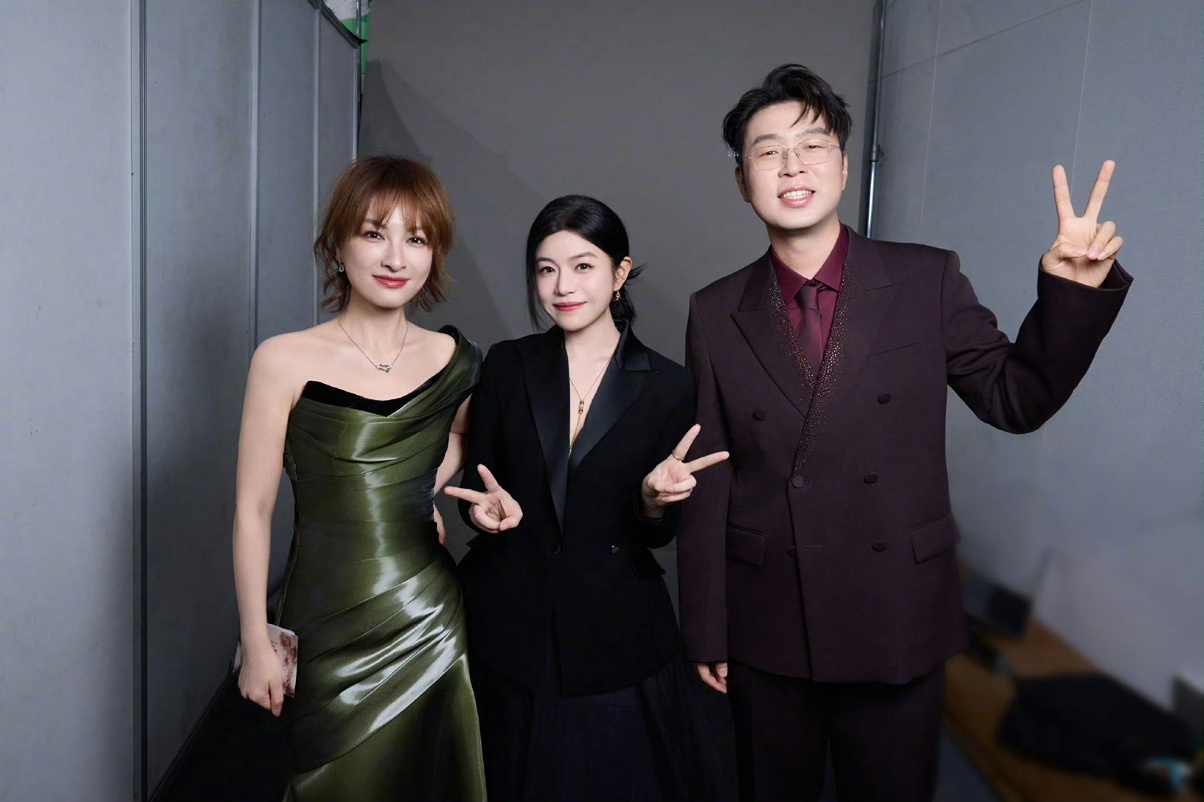 娱乐杜海涛发了星光大赏合照杜海涛晒与贺峻霖合照 杜海涛发了星光大赏合照