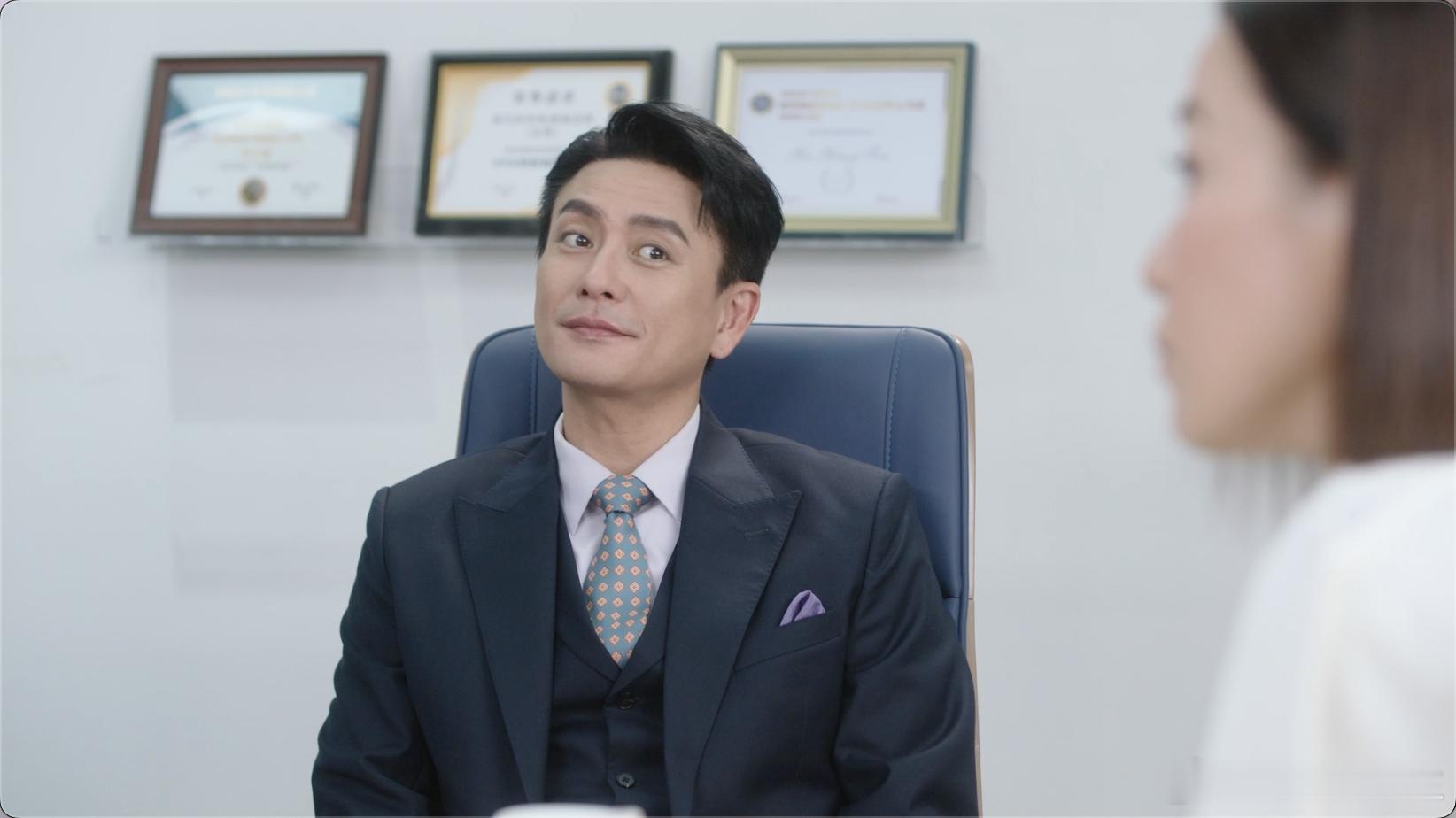 新闻女王2定档 新闻女王2定档啦！这波剧宣像极了新闻直播间的现场操作，11月5日