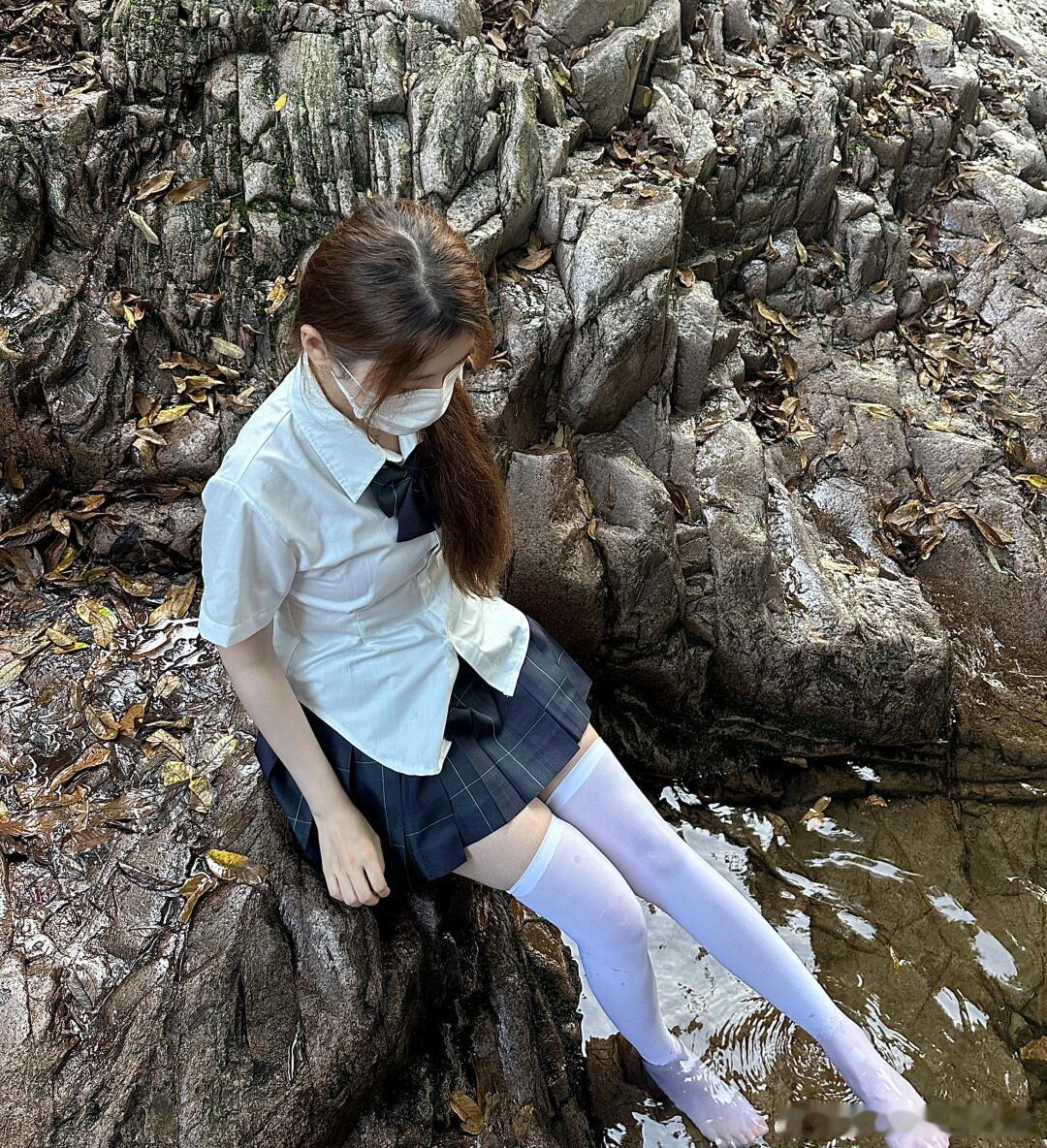 山涧戏水的JK少女~ ​​​