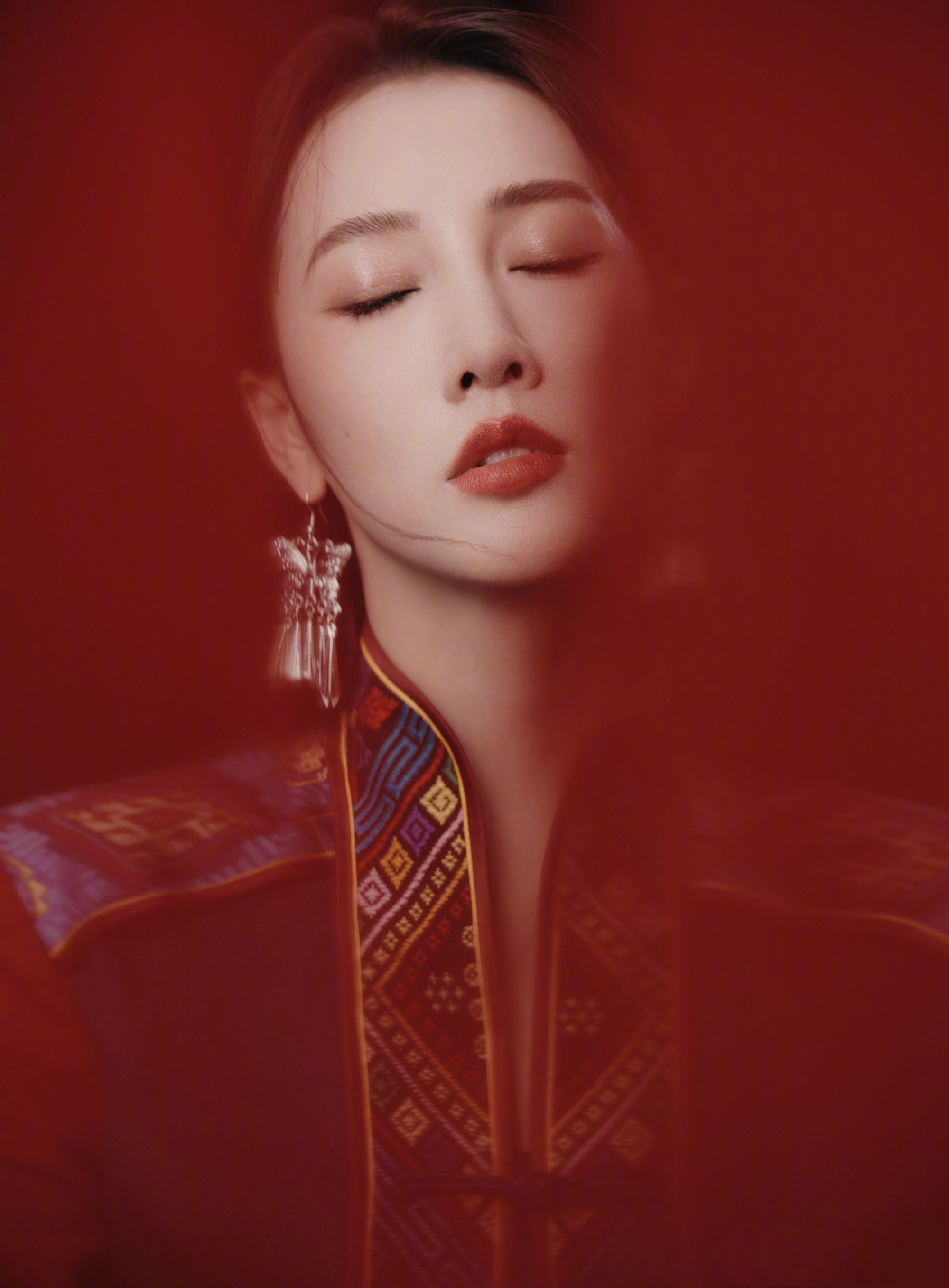 弦子，红色民族穿搭，浓郁风格淡雅格调 ​​​