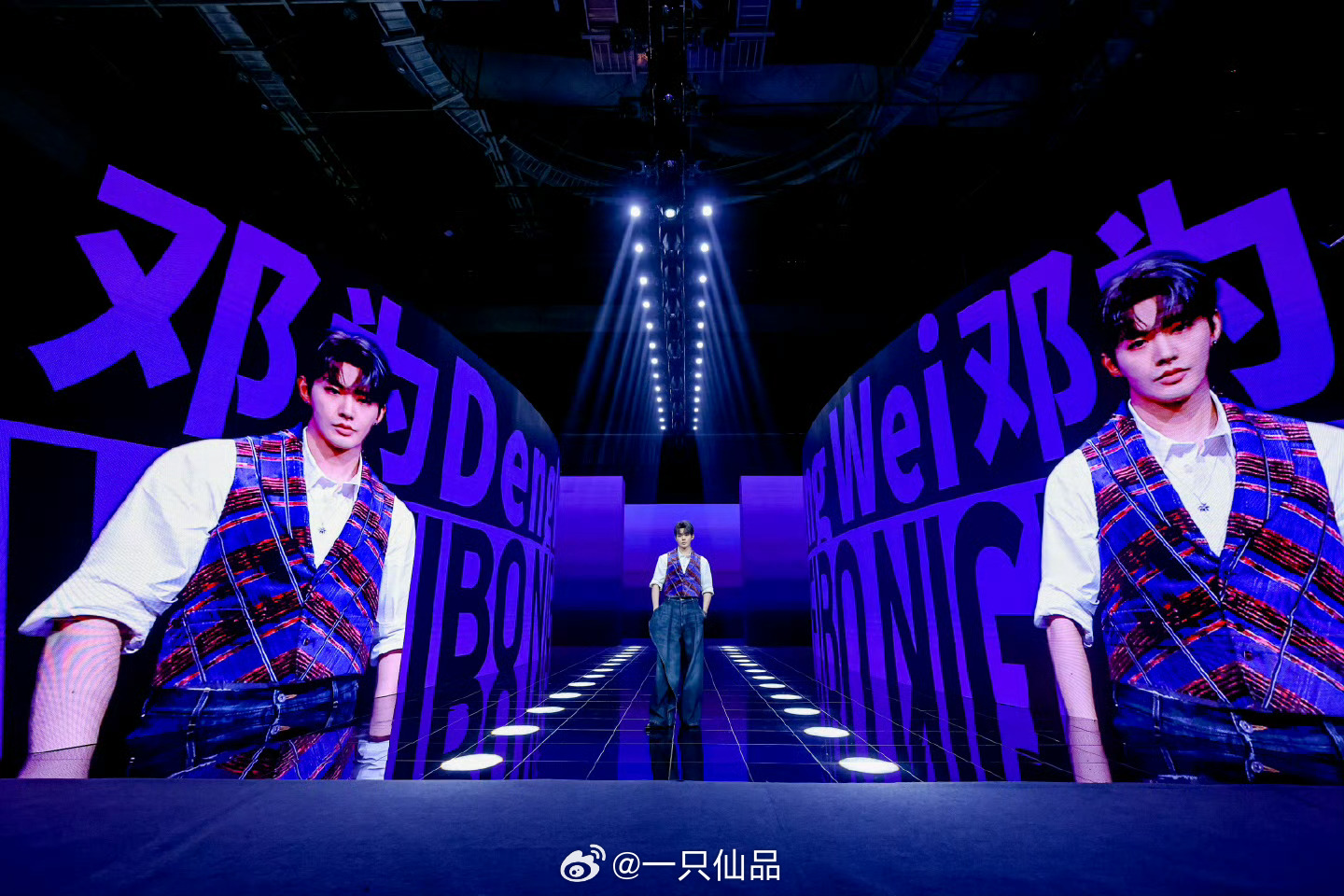 邓为不愧是红毯的神，顶级神颜真权威啊所谓权威，便是让喧嚣自动为他让出一条星光隧道