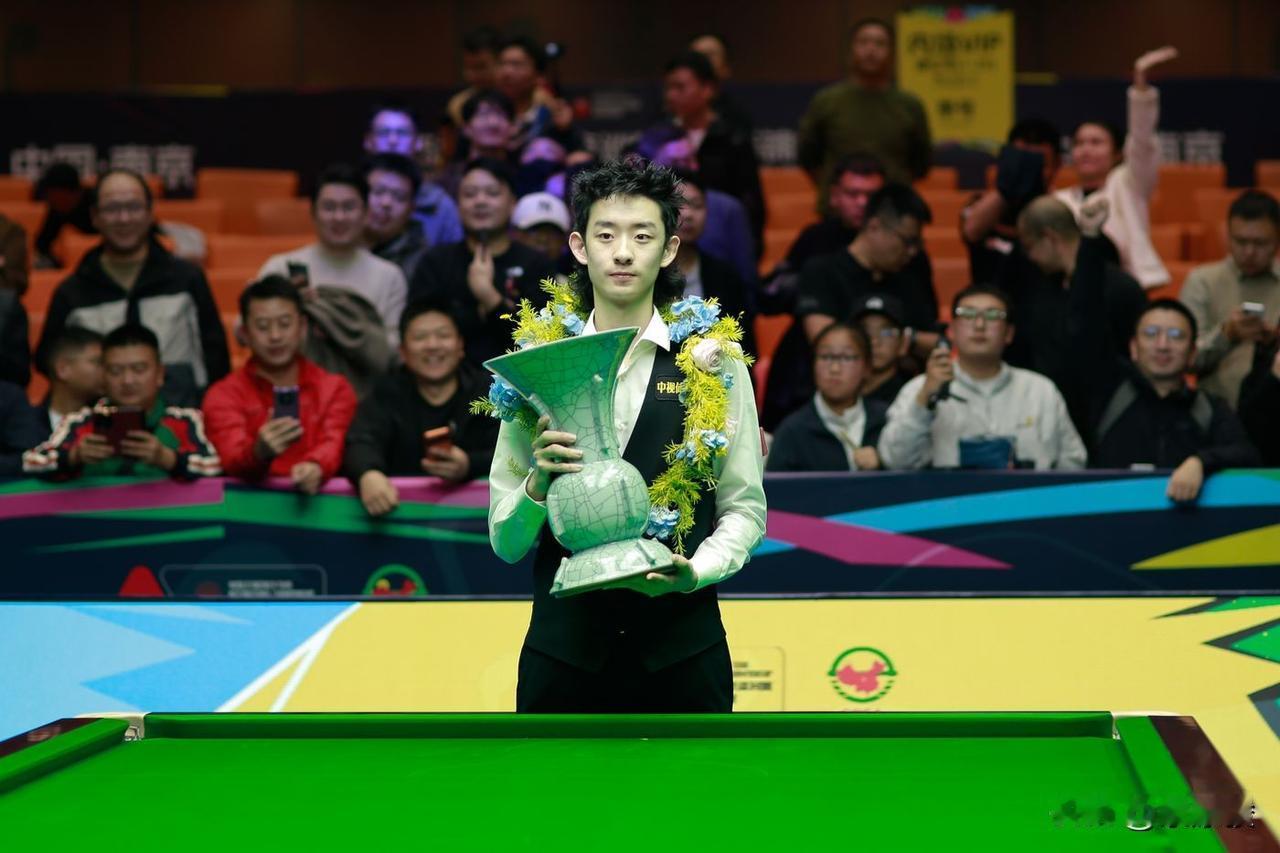 WST（世界斯诺克巡回赛）官网评价吴宜泽夺冠的题目是：吴宜泽斩获职业生涯首冠，闪