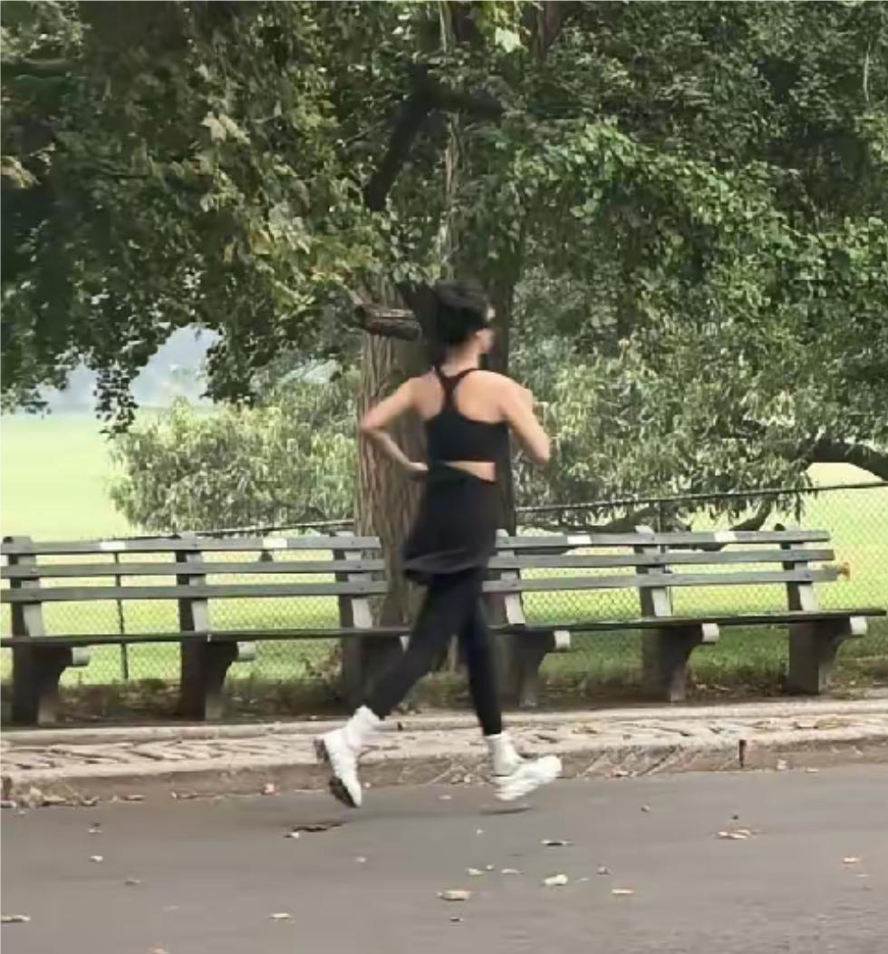 杨紫在美国晨跑，穿着运动套装，轻身如燕在街道奔跑。