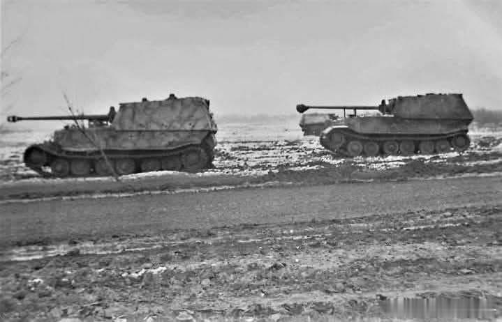 在乌克兰作战的大象们，摄于1943年冬-1944年初春。图6-7可见少见的野战维