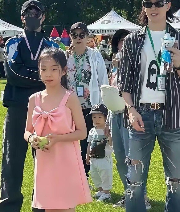 基因这一块真的是个玄学，小时候和妈妈一模一样，但长大了却越像爸爸了！ 