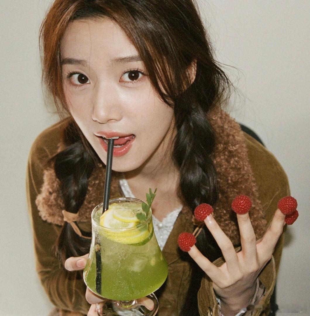 有时候觉得卢昱晓超甜，但有时又觉得她很适合高干文，很🈶魅力的妹宝～ 