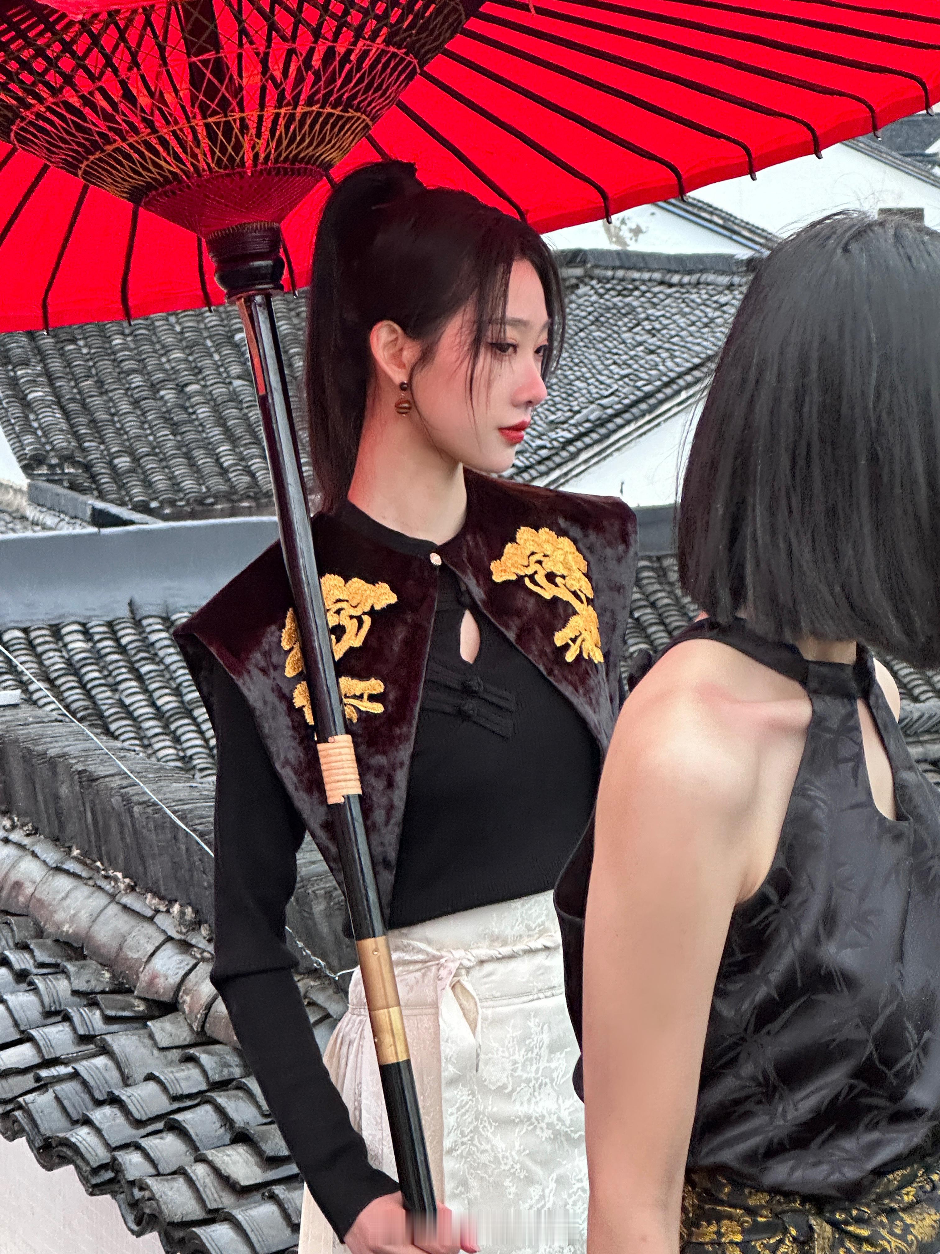 昨天一天太充实 上午年前最后一档外景1个半小时拍完30多件回家热水澡直接睡过去 