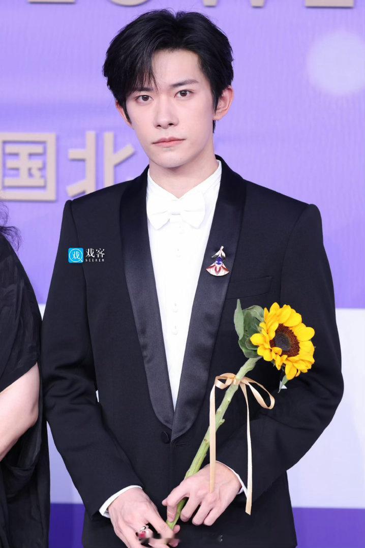 百花奖红毯朱一龙、易烊千玺、刘昊然、张新成亮相百花奖红毯