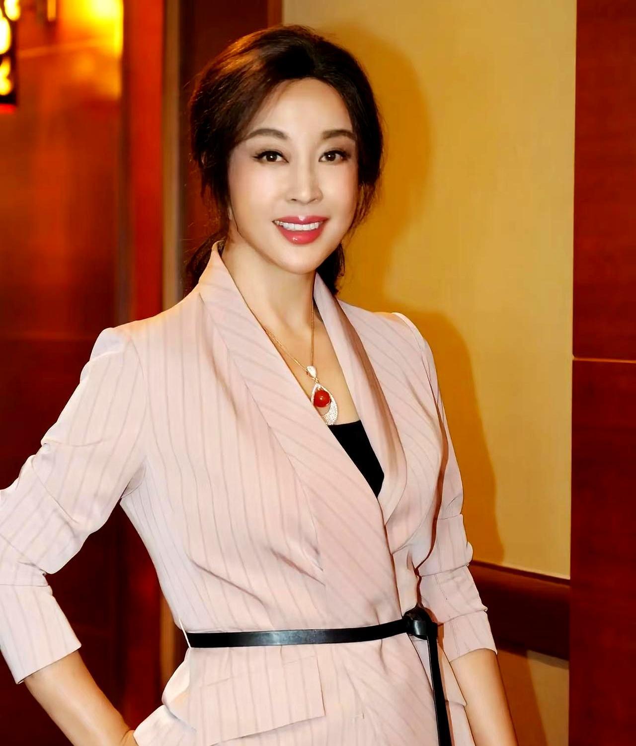 75岁硬演14岁少女，全网嘲讽看漏了底牌。
 
凌晨4点她端坐在化妆椅上3小时，