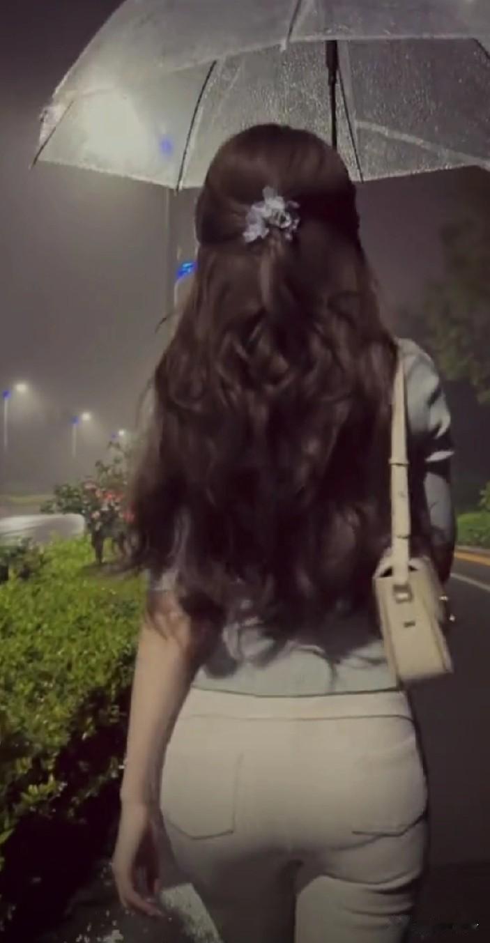 雨线斜裁都市纱，
伞尖挑落几星花。
紧身裤裹玲珑态，
步履生风踏水花。
鬓角微湿