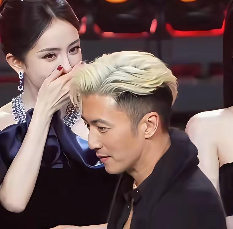 太吃惊了，
杨幂居然还有这么小女生的一面，
现实中一直给人一种大女主的感觉，
但