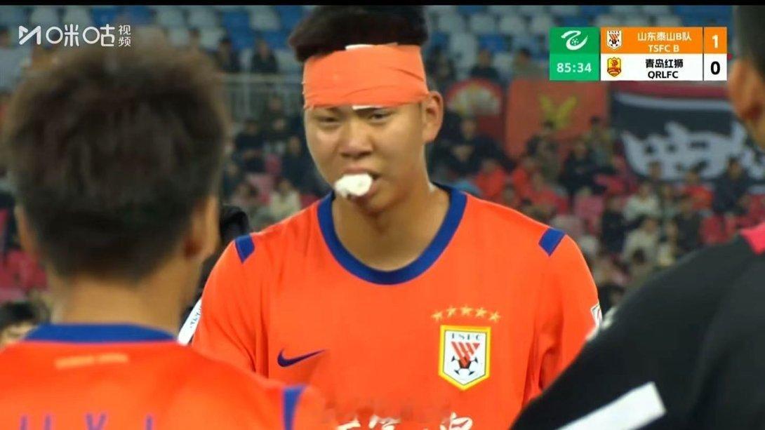 彭逸翔替补出场10分钟，两度受到撞击…… 