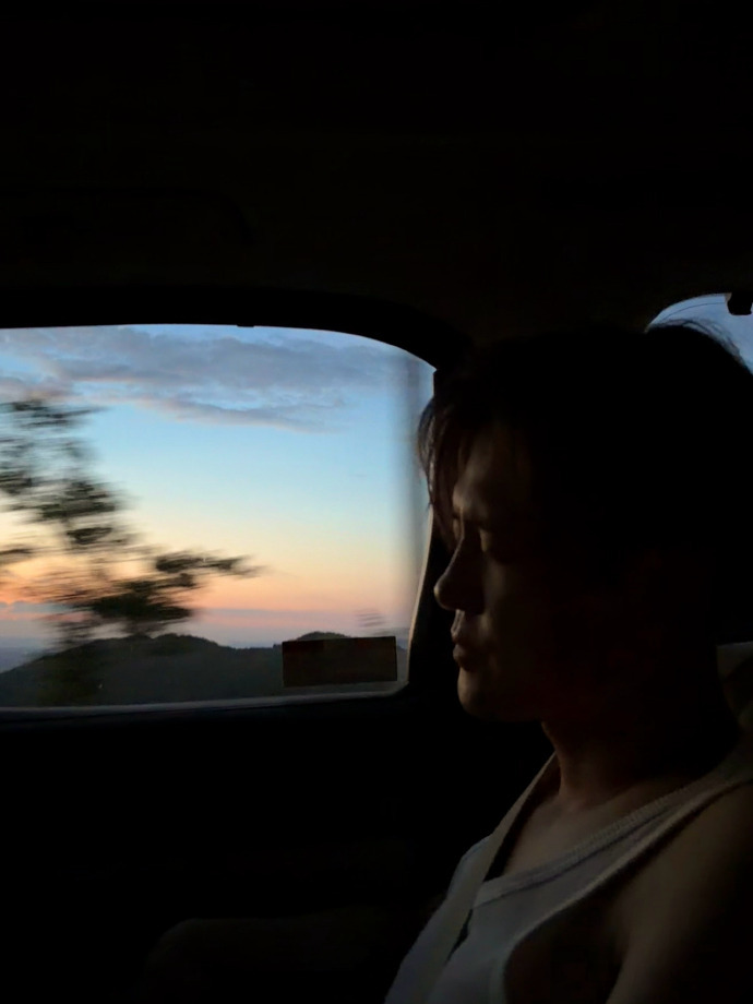 付辛博老头衫超大方镜头定格落日晚霞，粉调夕阳恰巧契合应援色，氛围感直接拉满。付辛