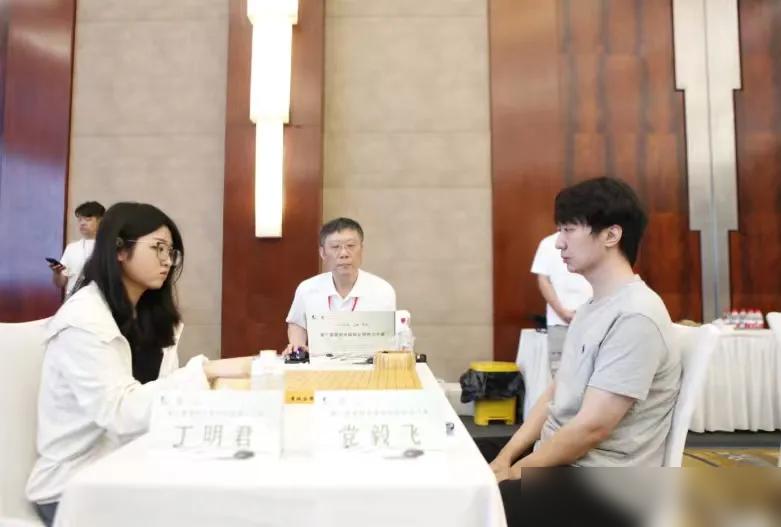 围棋圈提起党毅飞，所有人都会说一句，这人太怪了。平日里他独来独往，不爱扎堆聊天，