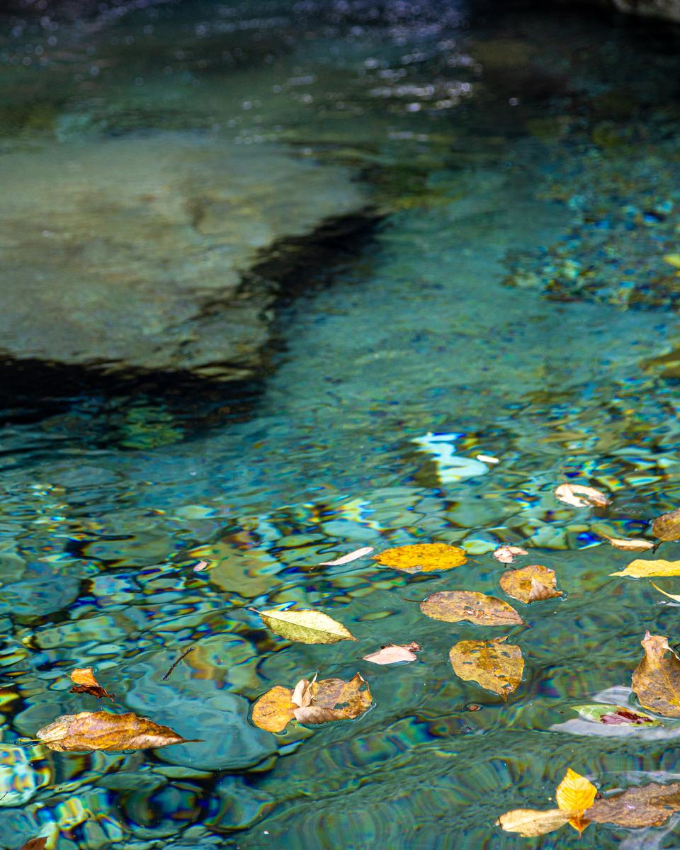 我的创意下联可以是：
1、浅浅深深河中水[碰拳]蜿蜿蜒蜒蛇形路‌。
2、浅浅深深