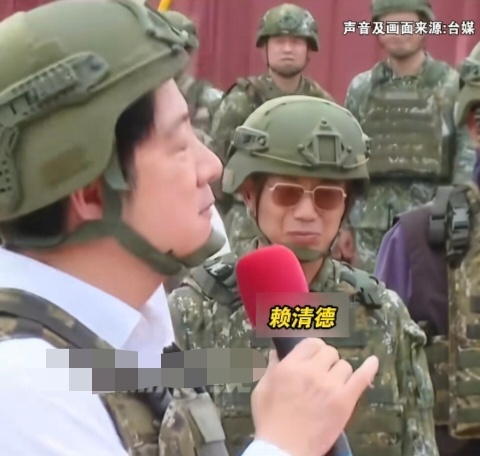 台蛙具象化赖清德演讲时，旁边军官的表情:我就静静看着你吹牛逼[允悲]。 ​​​
