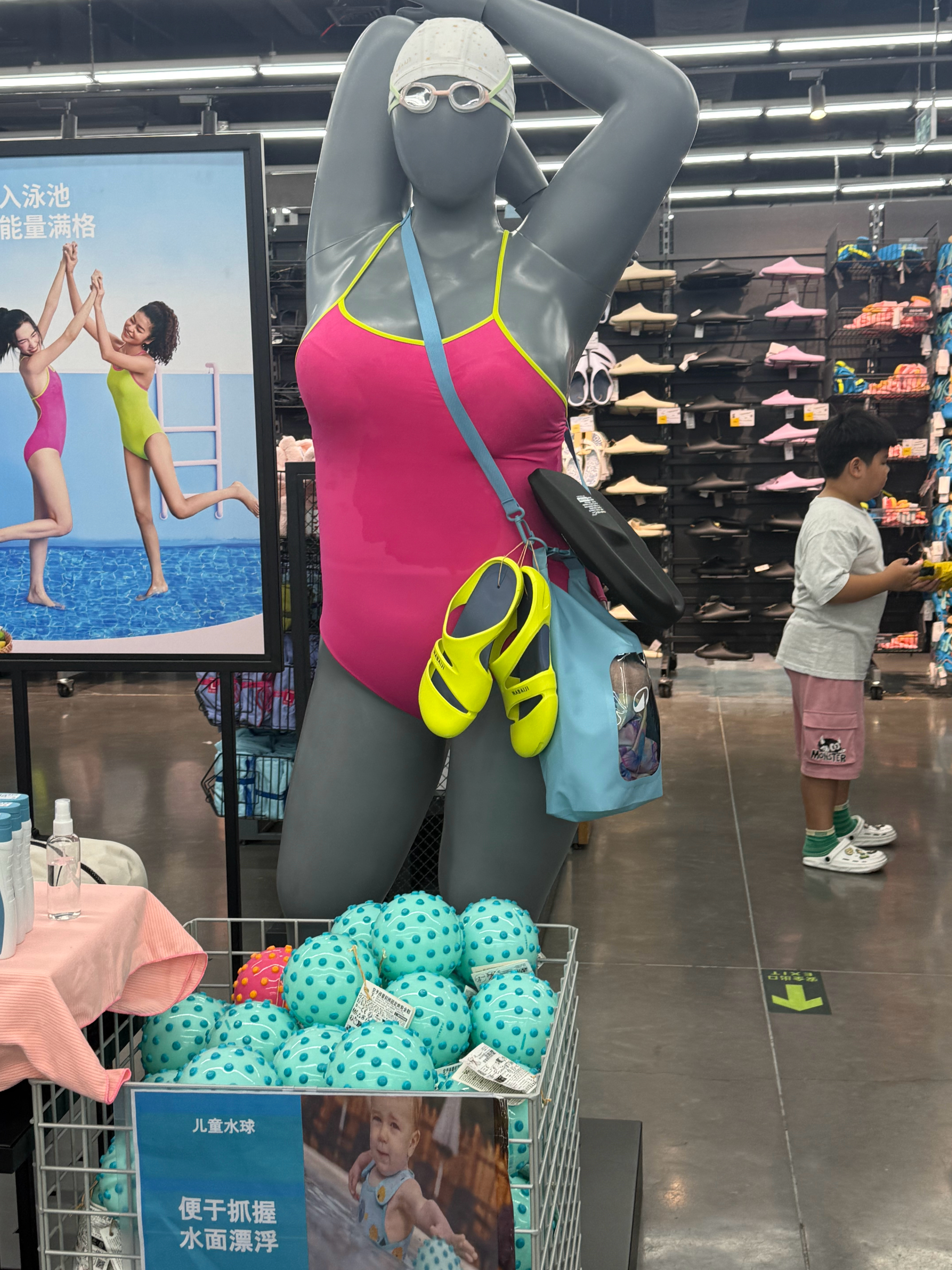 这家门店竟然有这种肉肉体型的人台太真实了女装太多不符合常理的假人模特了 