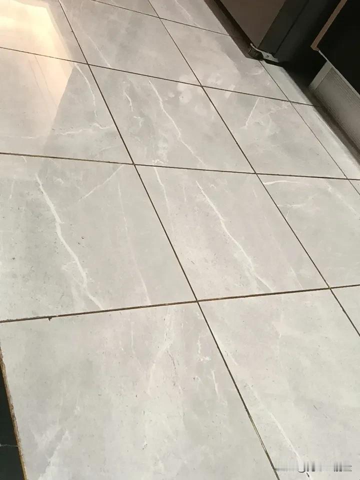 爱情和工作哪个更重要
这真是个让人纠结的问题
有人觉得事业是站在爱人身边的底气