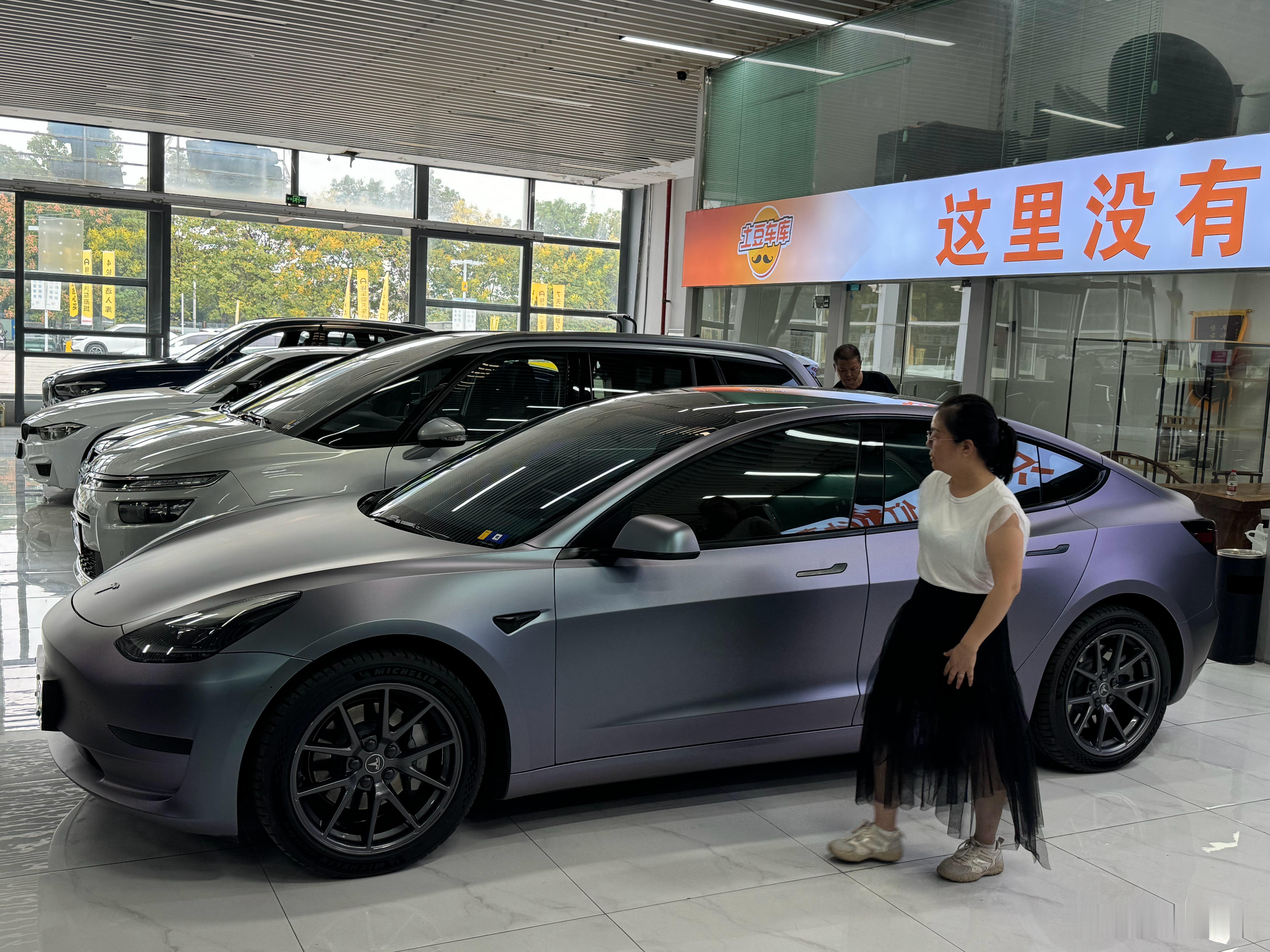 接待了两位大姐看车准备买个新能源二手车一开始看特斯拉model3我说只跑了5万公
