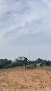 柬埔寨士兵用单兵火箭筒攻击高空的泰国F16战机

柬军的肩射导弹当然打不中高空泰