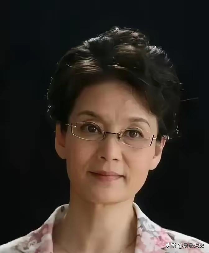 老朋友偶尔会带着孙辈登门串门，小家伙们总会雀跃地扑过来，拉着她的手甜甜喊一声“奶