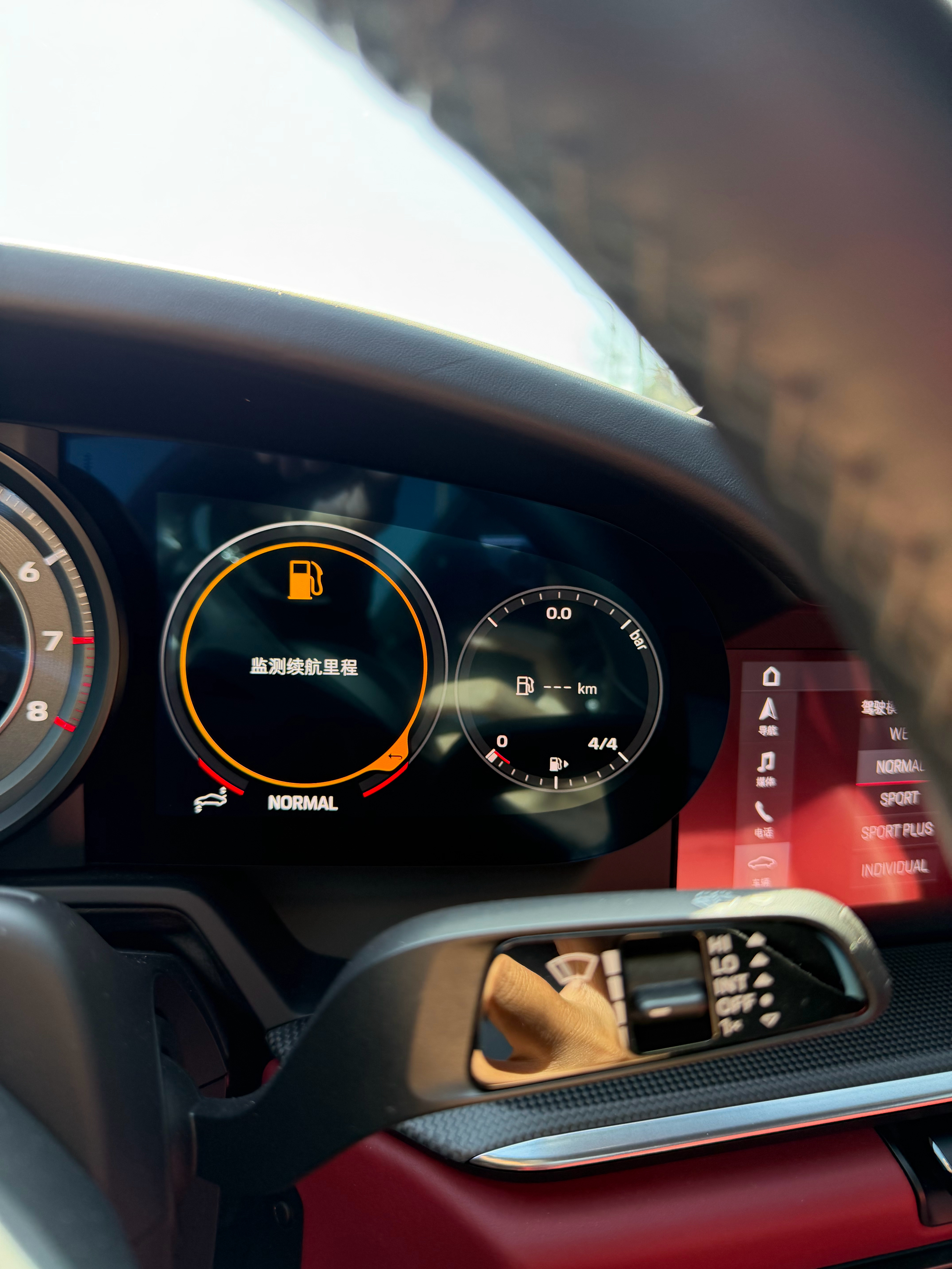 冷知识：一般911出现这个提示灯 至少你还可以再开20km