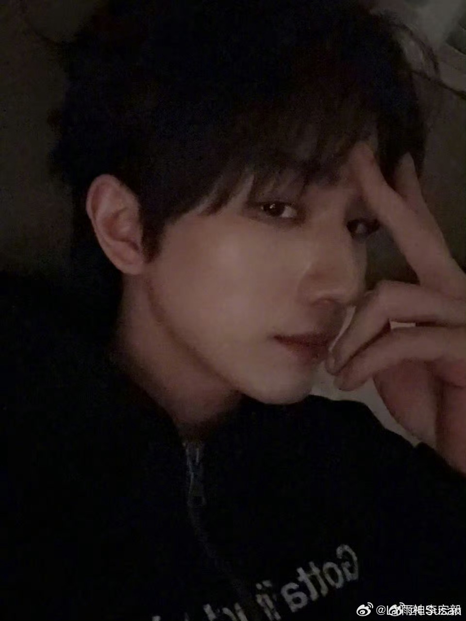 李宏毅毅则日记 lhy李宏毅直播 昨儿的自拍照哈就是和以前一样，除了发型不一样，