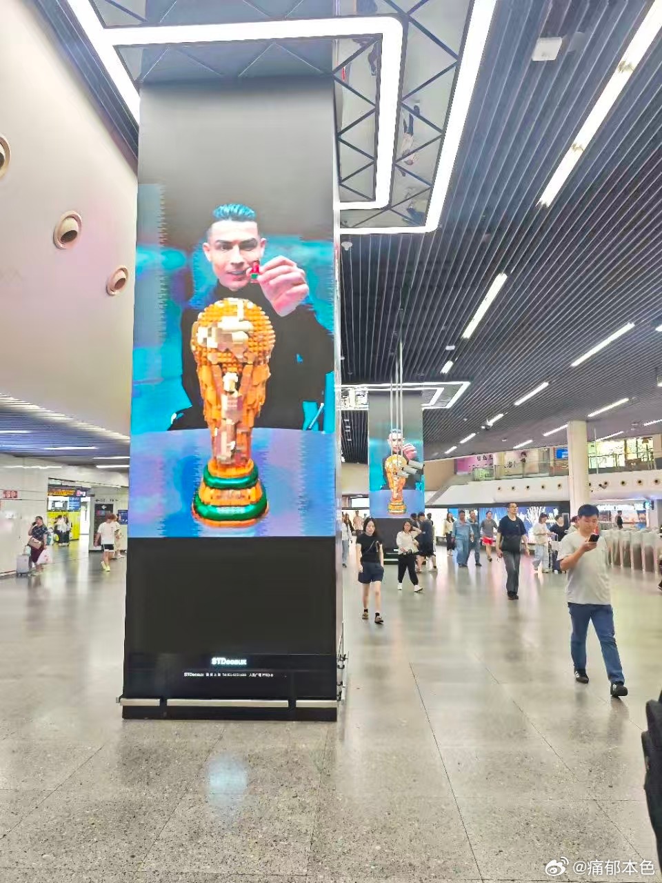 穿梭地铁别错过特色打卡点！乐高积木携手FIFA推出联名系列，经典乐高大力神杯重磅