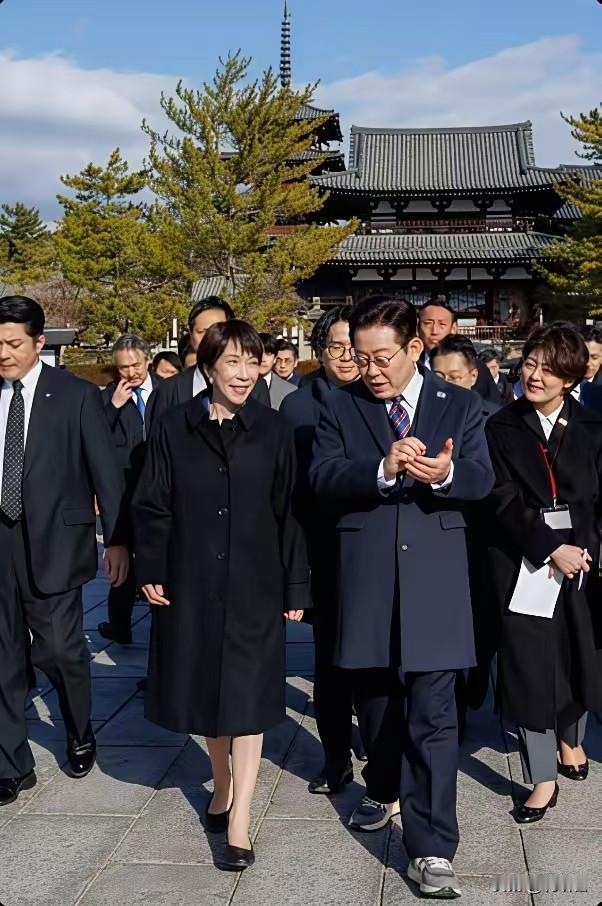 李在明真是道貌岸然啊，他的所有皮鞋都内增高，一米八五的石破茂跟他站一起都差不多高