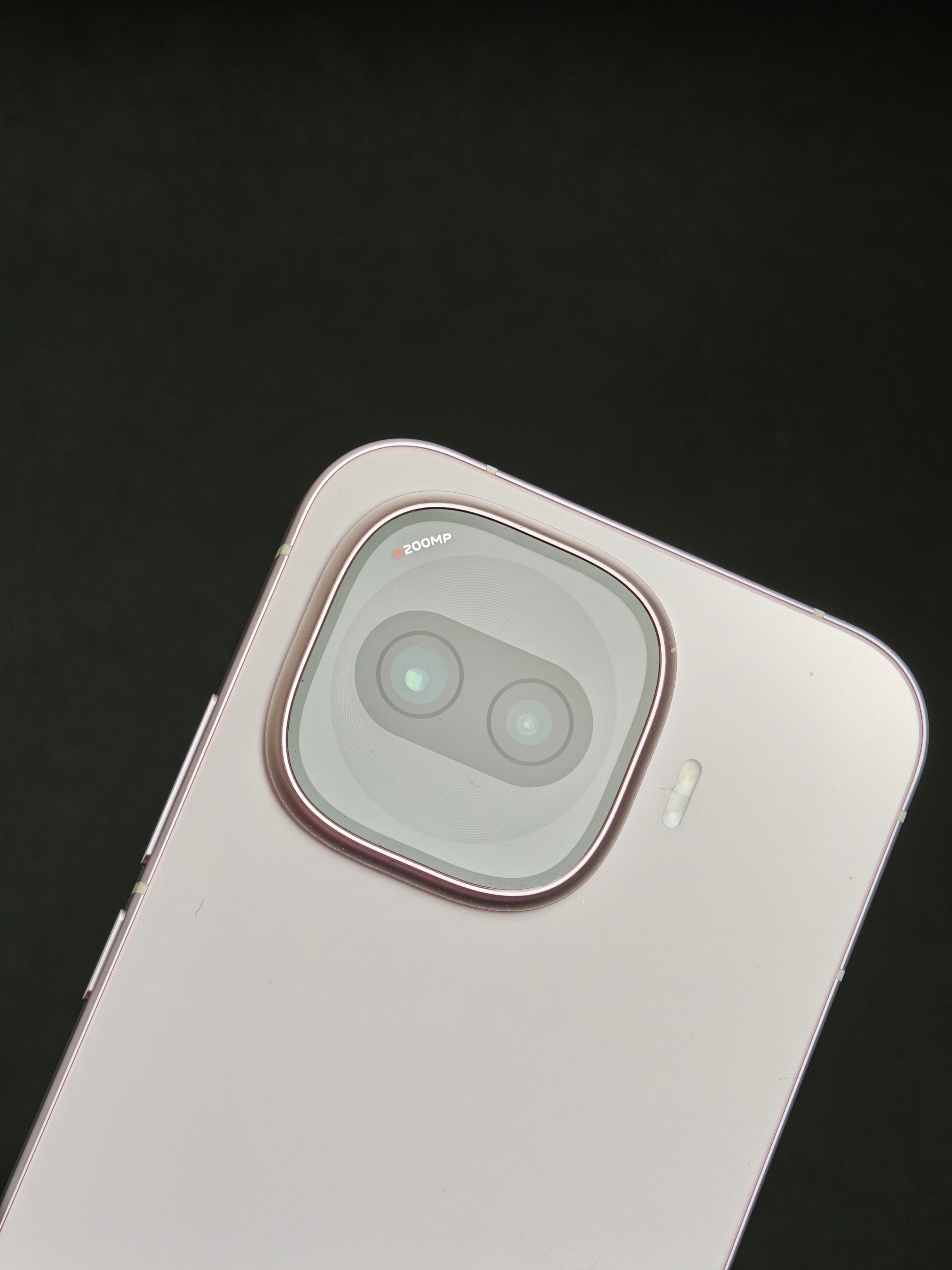 iQOO Z11 Turbo，“ 双芯旗舰+黄金中屏+2亿影像 ” 这套组合很能