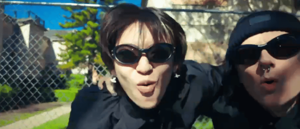 #小鬼新歌sweater不像内娱#小鬼这次的新歌真的是太有朋克的味道了，全新的风