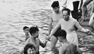 一段毛主席畅游长江的珍贵画面。
那时的毛主席六十多岁身体硬朗，一直到1966年，