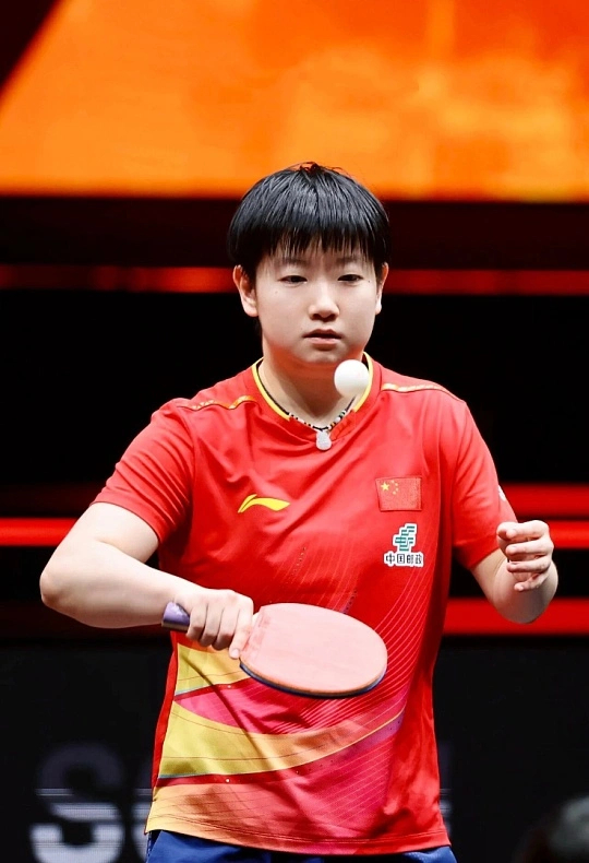 孙颖莎一身红装太飒了孙颖莎一身红装也太飒了！利落又大气，自带冠军气场，红色衬得她