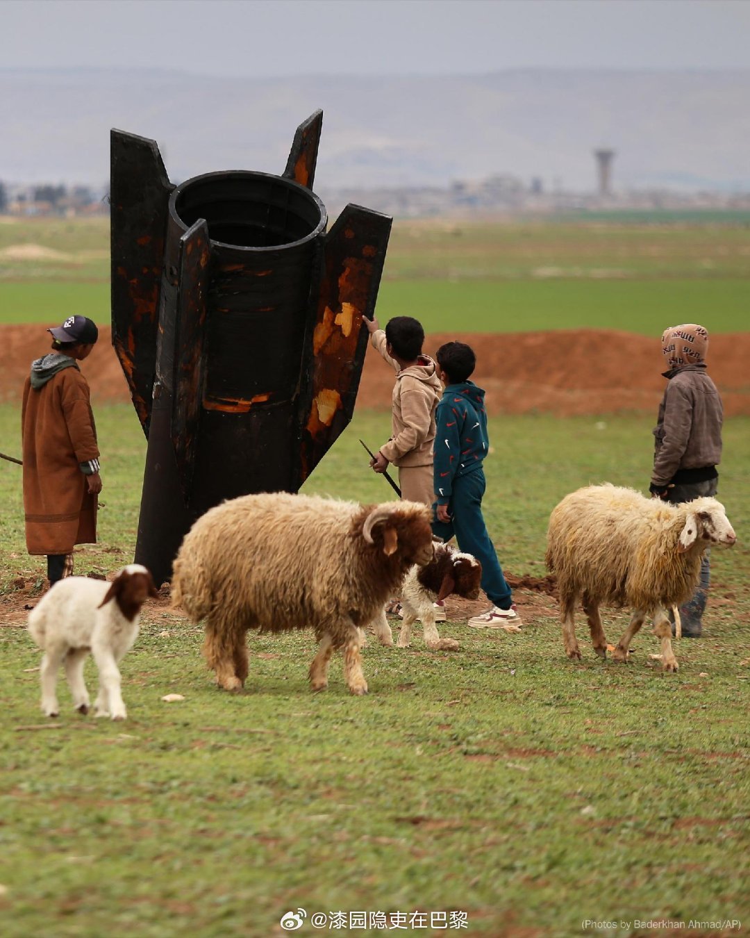 美以伊最新局势 美联社发布的图片显示，当地居民正在查看一枚未爆炸的伊朗导弹。这枚