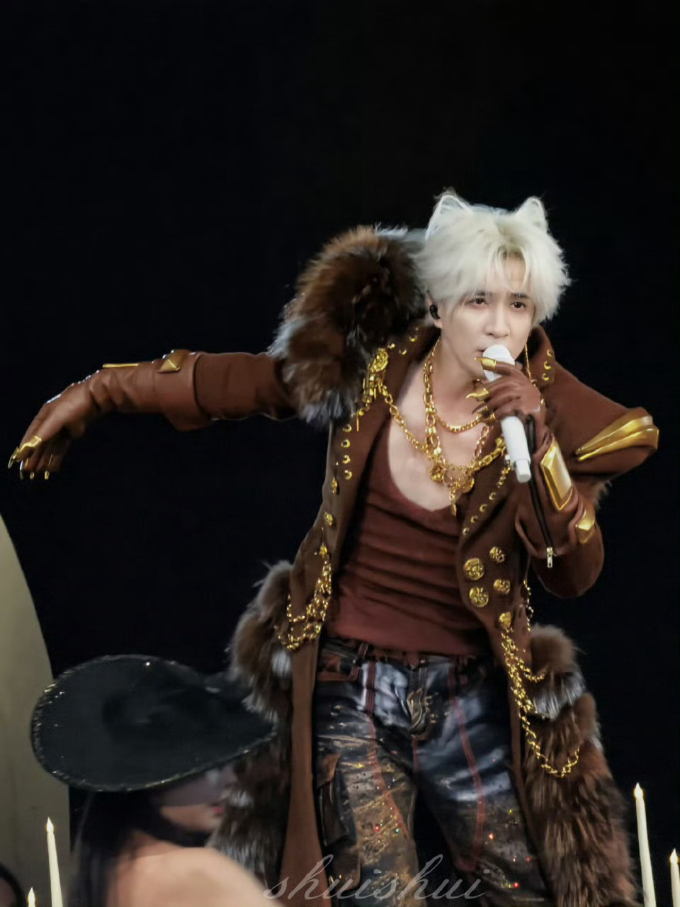 薛之谦白狐耳朵薛之谦兽耳谁被薛之谦的狐耳造型狠狠戳中！银发搭配软萌白狐耳，魅惑值