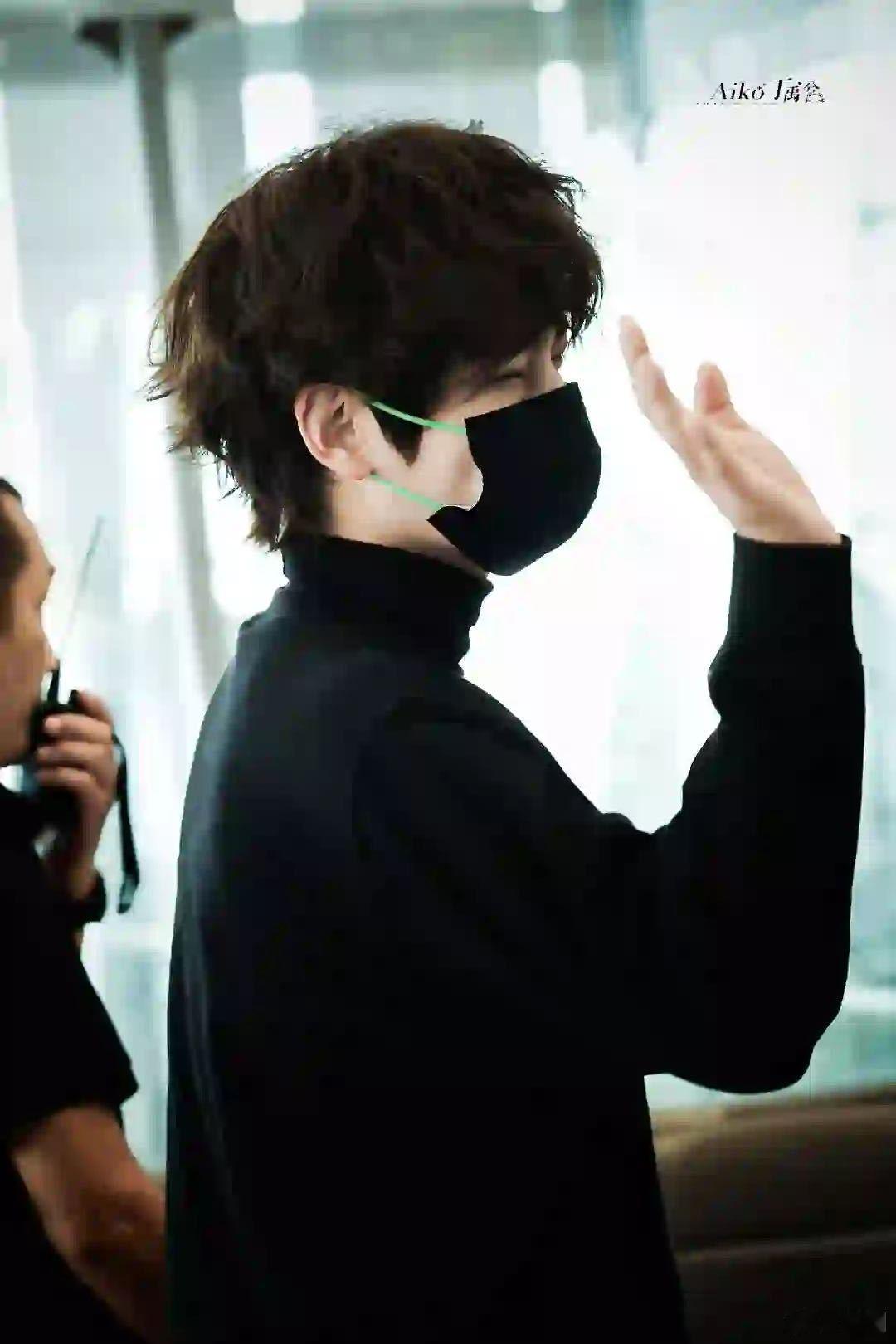 丁禹兮回国机场卷毛路透 丁禹兮回国机场的卷毛造型真的太可爱了！黑色高领毛衣包裹着