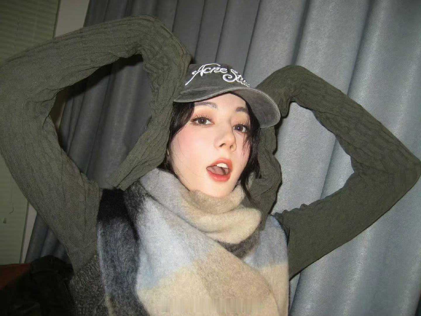 王亚飞给迪丽热巴化的燕尾妆王亚飞给迪丽热巴化燕尾燕尾妆王亚飞用心拿捏风格，摒弃浓