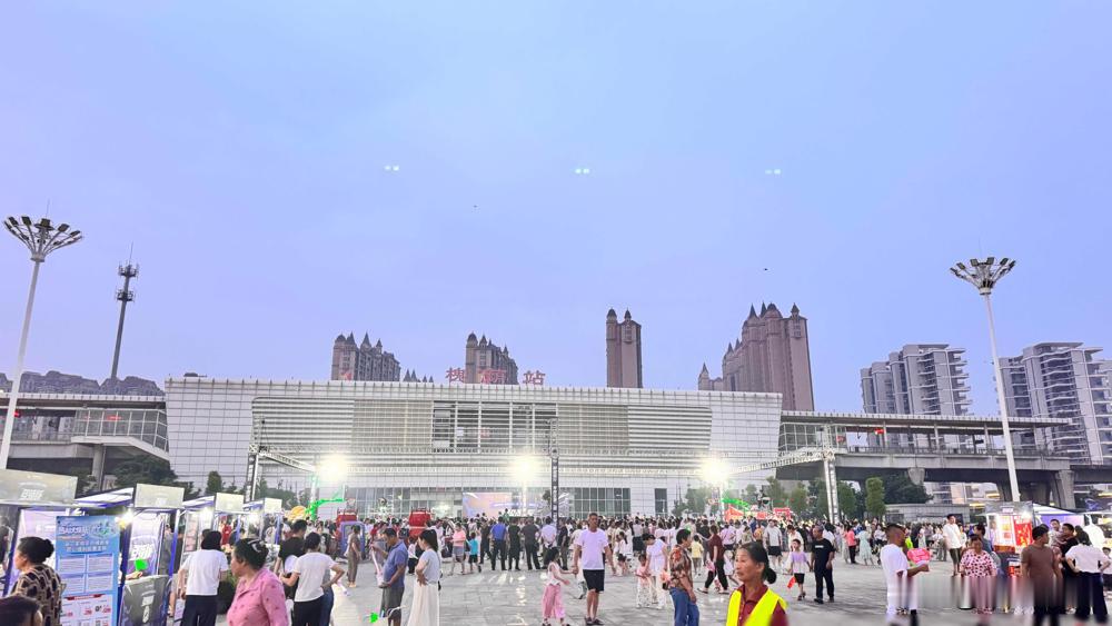 一个地方搞篮球赛，能有多大阵仗？

孝南区，第二届篮球联赛。
40支球队，从乡镇