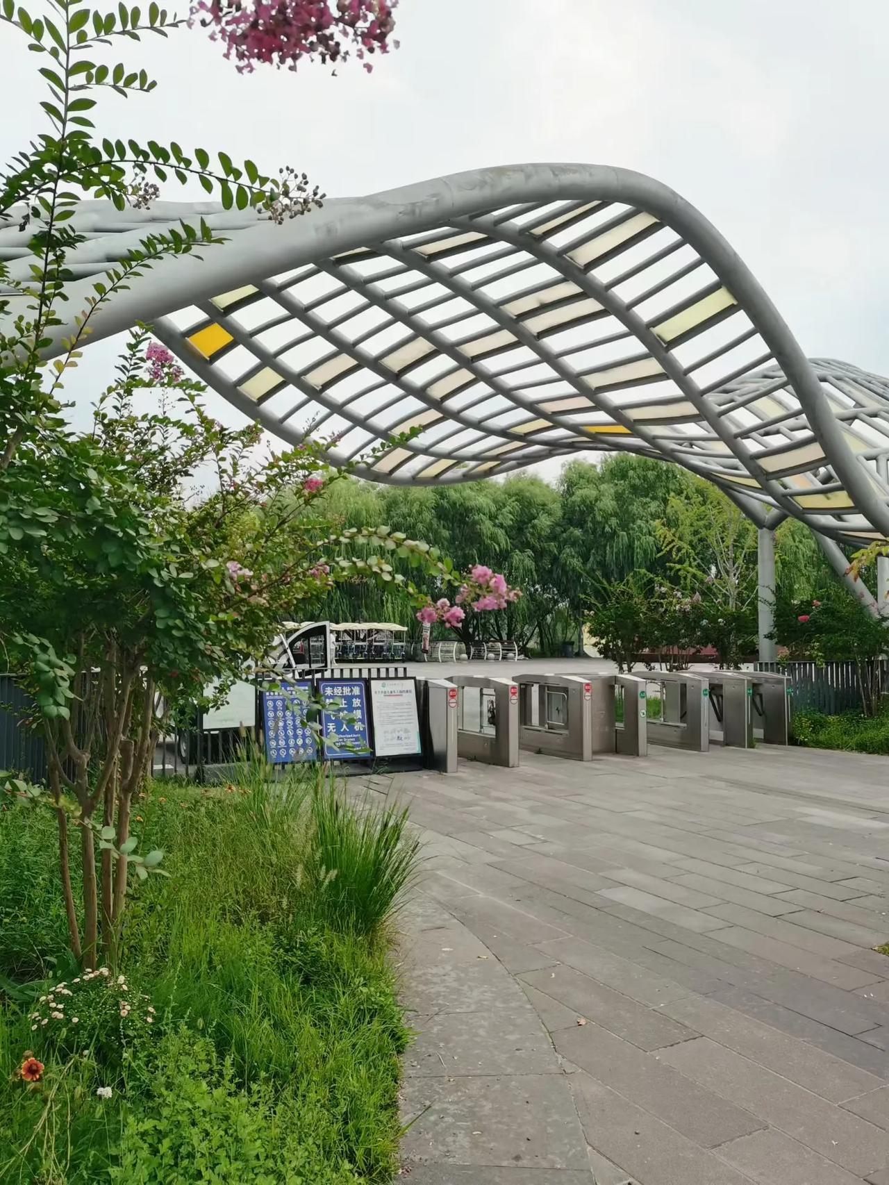 北京、郊野公园；
  北京老山郊野公园，又称老山城市休闲公园，位于北京市石景山区