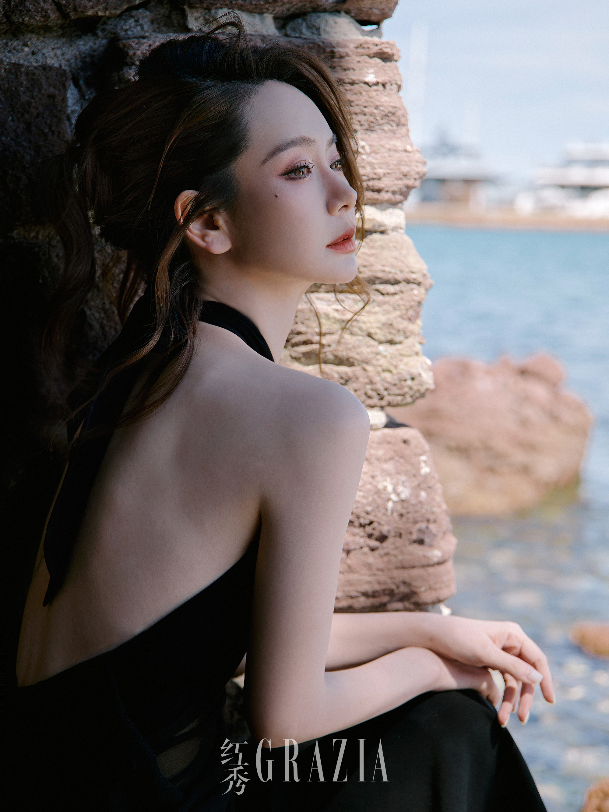 戚薇红秀五月刊封面 