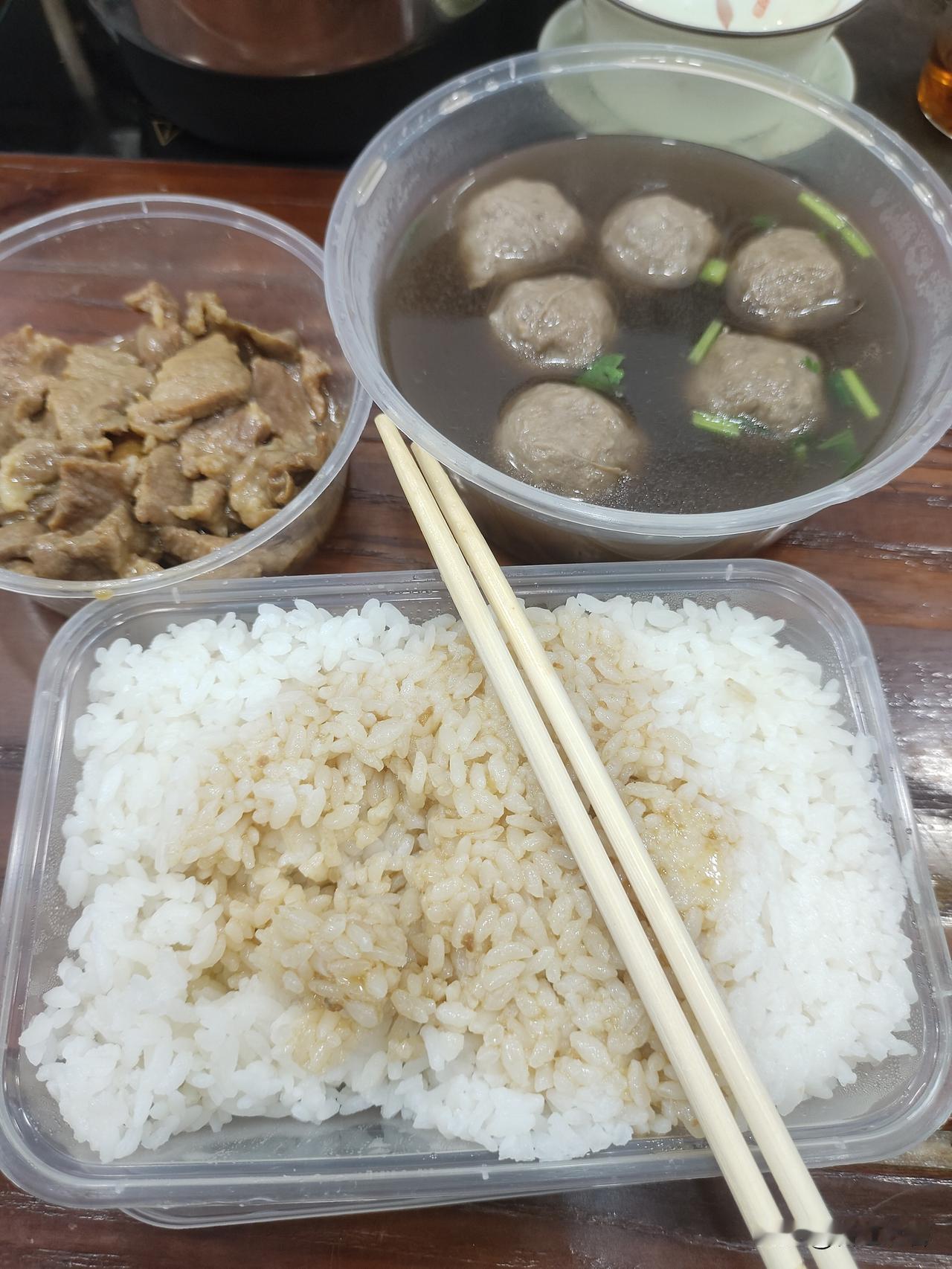 分享我在浙江省绍兴市柯桥的旅行生活！
中午饭，炣瘦肉10元、牛肉丸汤15元、白米