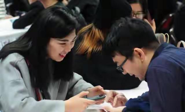 现在的女生为什么要求这么高？

因为在她们的规则里，没有物质形成的交互与生产过程