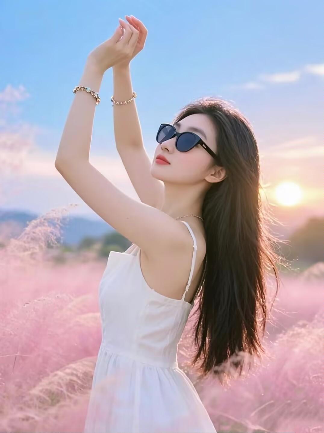 《谈骚》

莫笑男人爱撩骚，
没钱谁给你弯腰。
他日若得青云上，
美人堆里任逍遥
