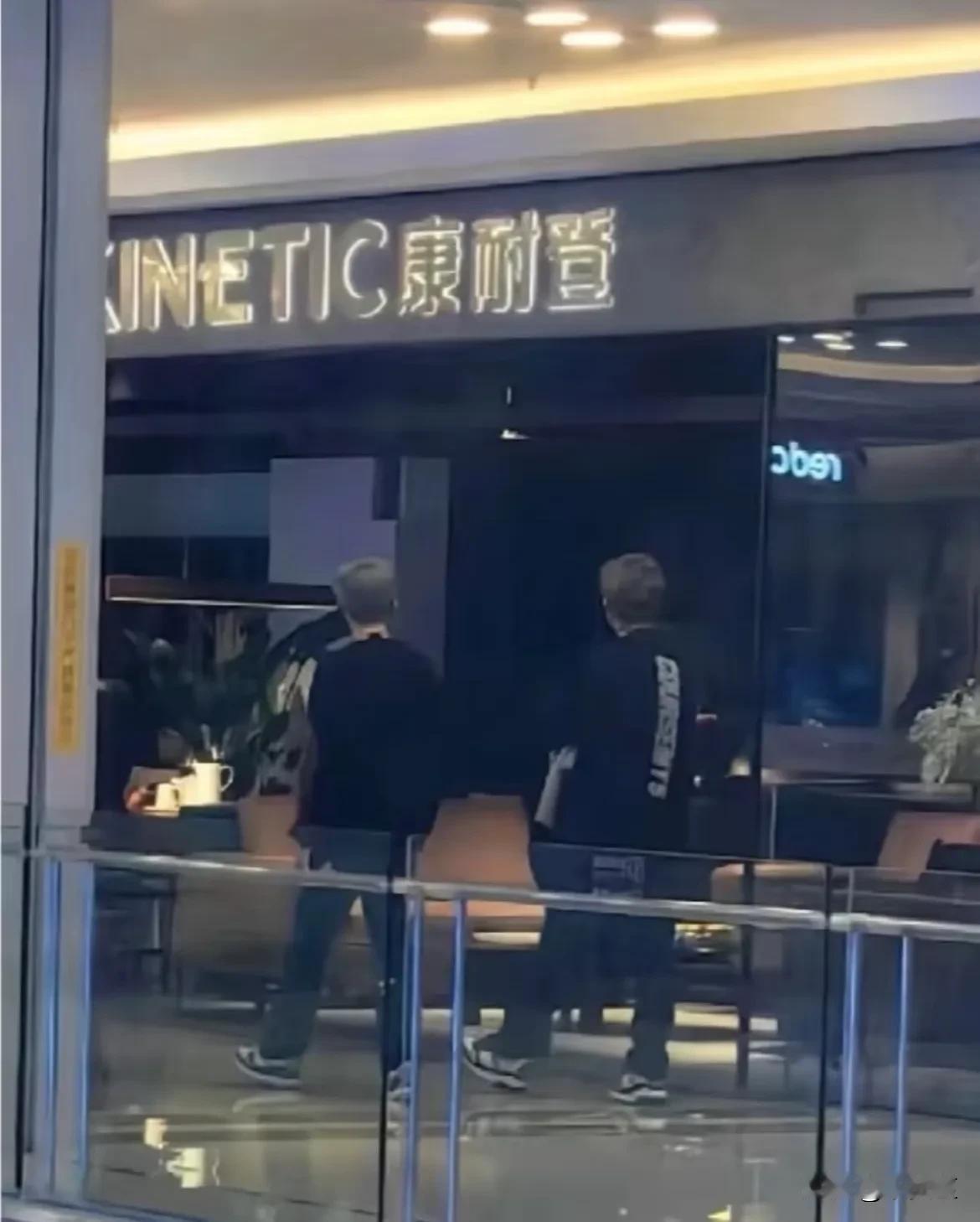 你俩会不会太暧昧了
情侣发色情侣鞋
网友让楚钦、王cc、杜姐、无忌玩消消乐
四个
