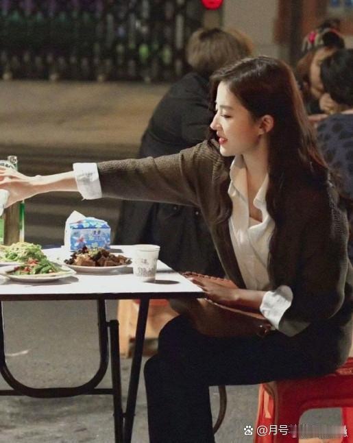 看刘亦菲吃路边摊才懂：真正的美人从不怕接地气！简单的场景里，她依旧美得自然灵动，