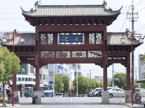 乾隆三十年南巡，龙舟途经氾光湖突遇狂风大浪，船队被迫停靠氾水避险。当地乡民献上湖