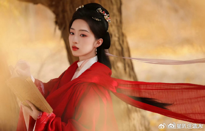 邓恩熙新剧吃泔水催吐对比前期仙气十足的花神造型，这段泥泞狼狈的戏份形成强烈反差，