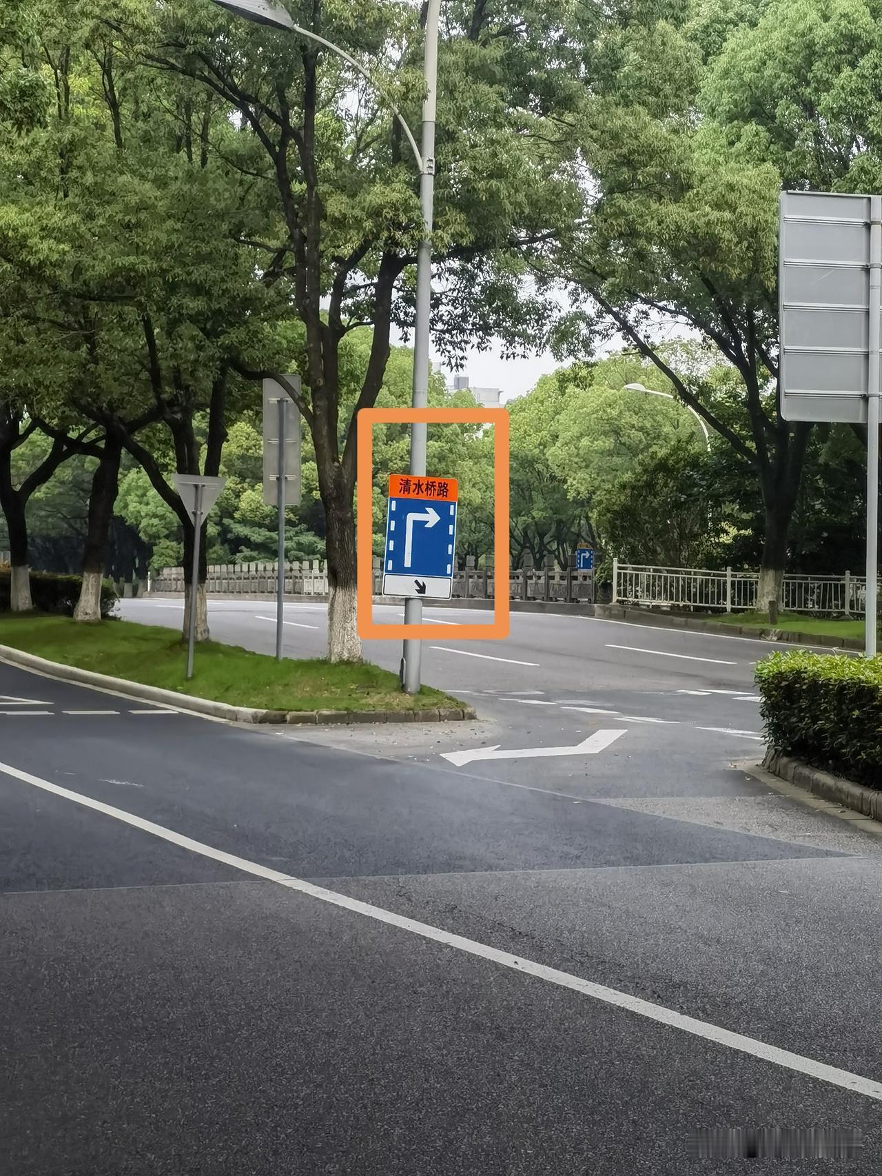 下午散步，路边遇到一块“反向路牌”，正着开看不见，只有逆行的人才能看清上面的字，