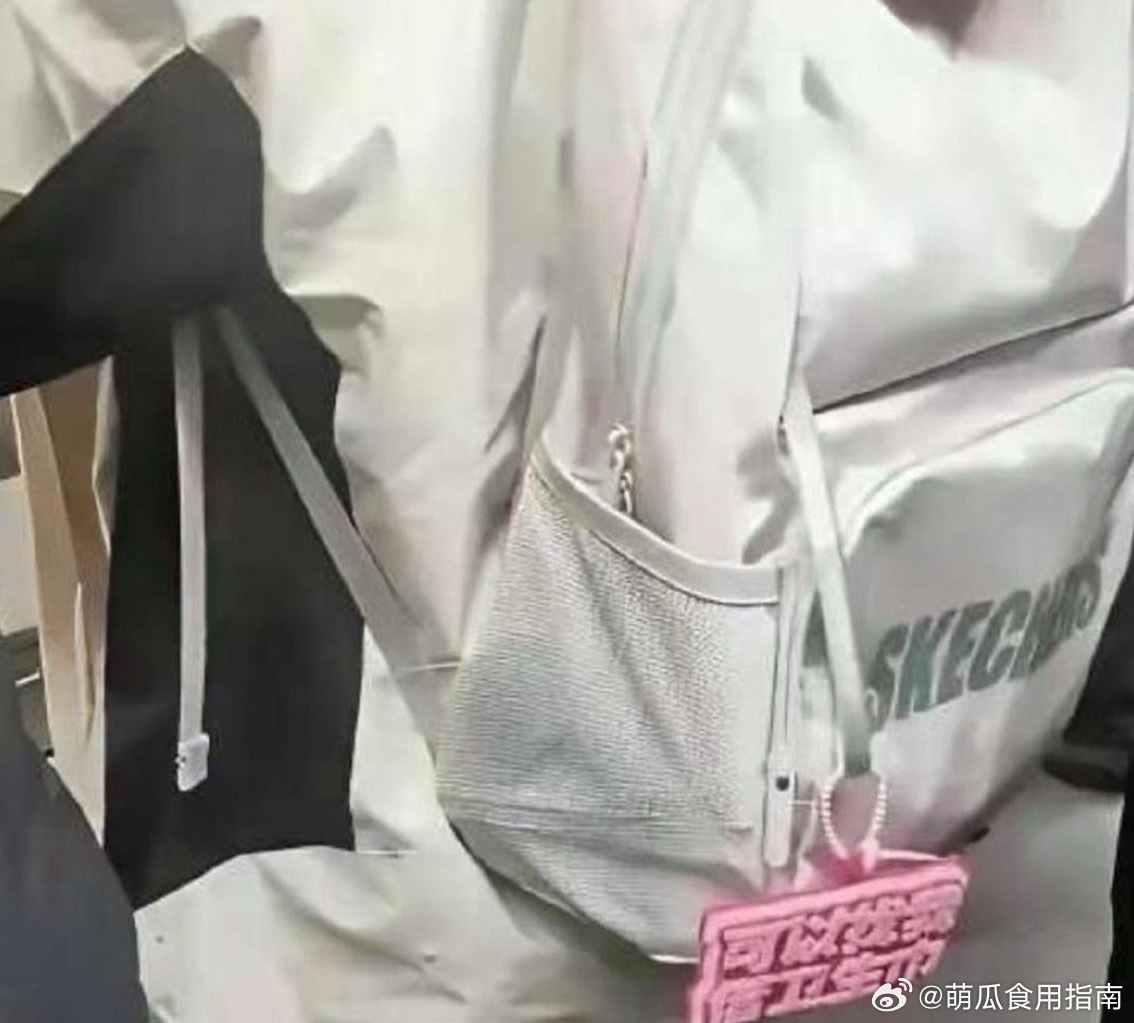 地铁上看到的，现在的小姑娘也太勇敢了 