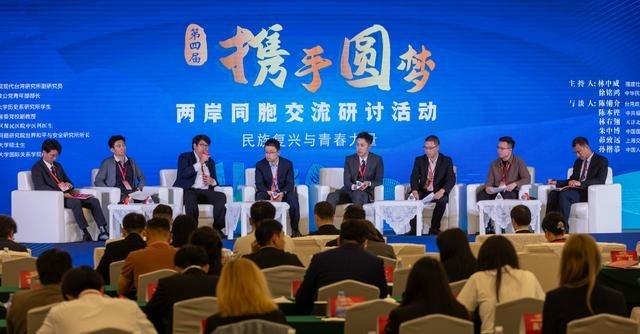 有网友认为，眼下台湾经济压力山大，与其被动承受，不如主动思考“统一”可能，甚至直